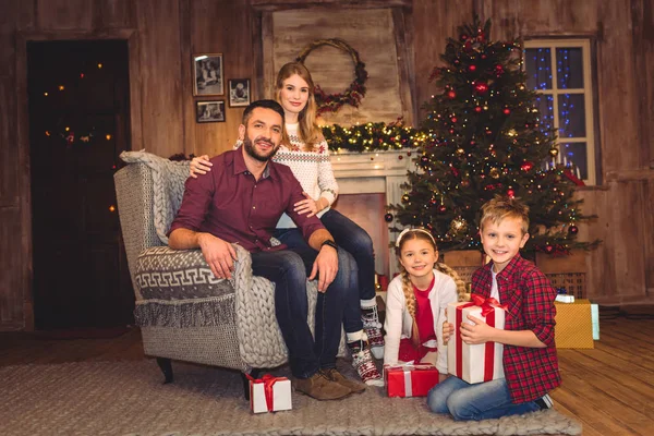 Familia feliz con regalos de Navidad — Foto de Stock