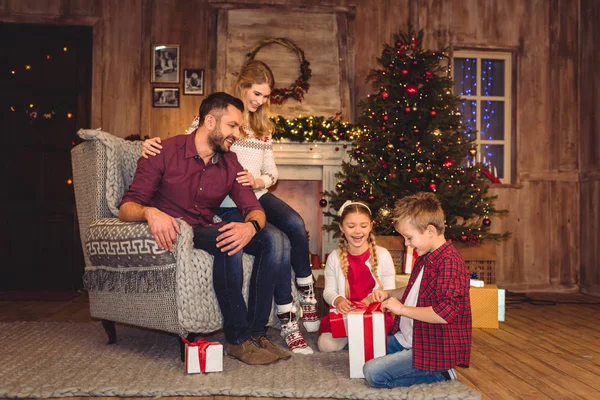 Família feliz com presentes de Natal — Fotografia de Stock