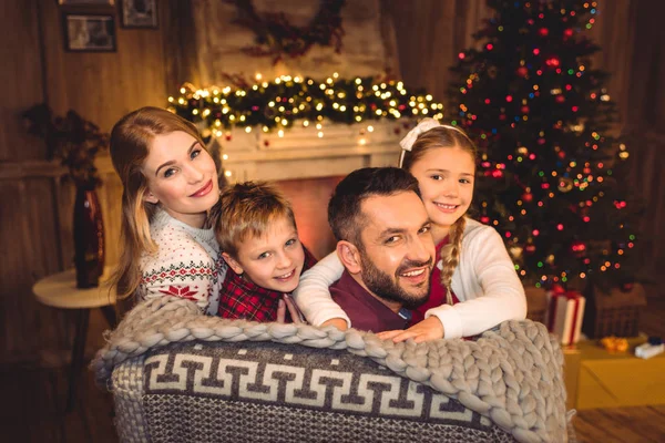 Famiglia felice sorridente alla macchina fotografica — Foto Stock