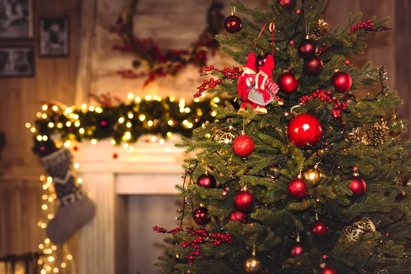 Weihnachtsschmuck hängt am Tannenbaum — Stockfoto
