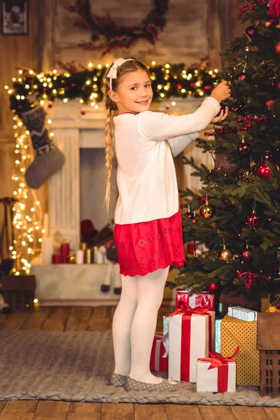 Menina decoração árvore de Natal — Fotografia de Stock