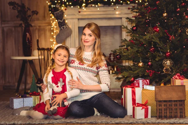 Glückliche Mutter und Tochter — Stockfoto