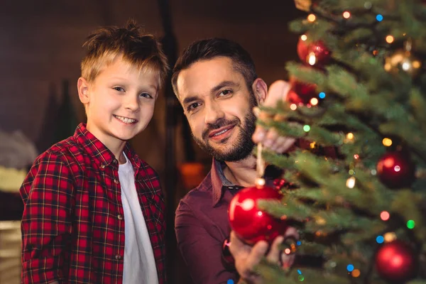 Malý syn s šťastným otcem — Stock fotografie