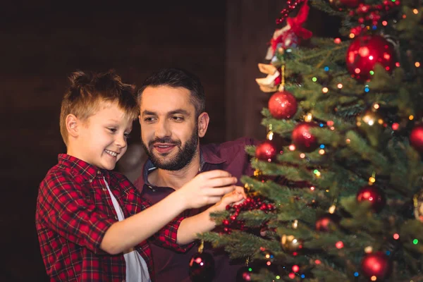 Malý syn s šťastným otcem — Stock fotografie