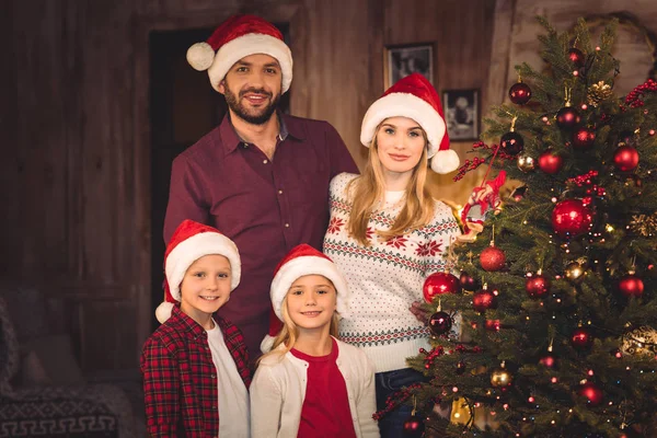 Família feliz em chapéus de Santa — Fotografia de Stock