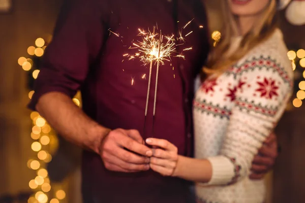 Casal segurando sparklers — Fotografia de Stock