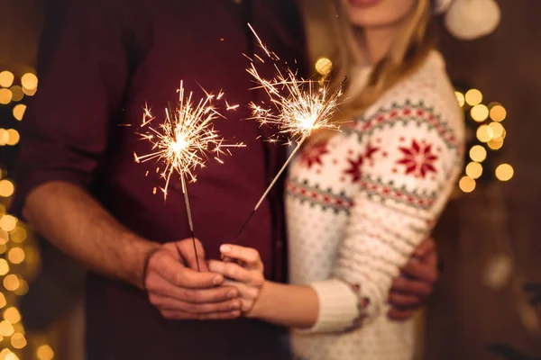 Casal segurando sparklers — Fotografia de Stock