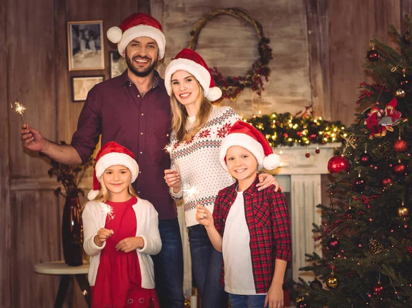 Gelukkige familie in Santa hoeden — Stockfoto