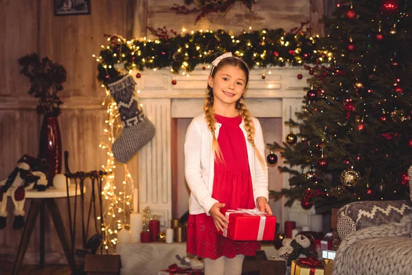 Девушка с подарком на Рождество Лицензионные Стоковые Фото