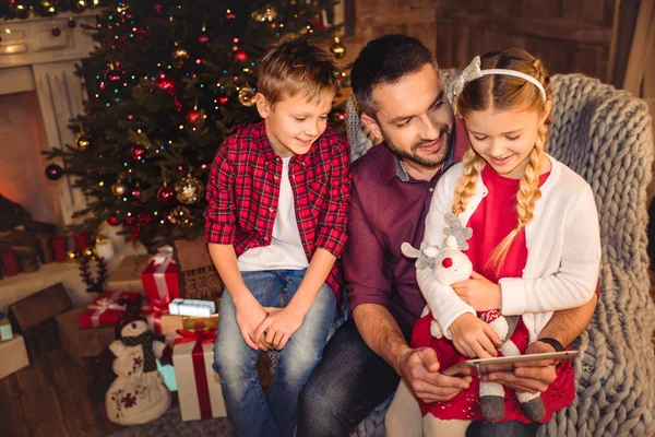 Père heureux avec des enfants Images De Stock Libres De Droits