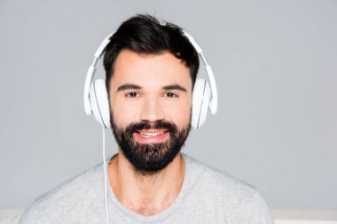 Sakallı adam beyaz kulaklık 