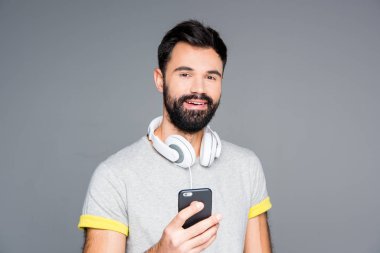 Sakallı adam akıllı telefon kullanma  