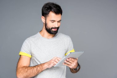Dijital tablet kullanan adam