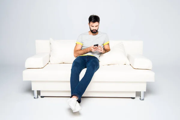 Бородатый мужчина с помощью смартфона — стоковое фото