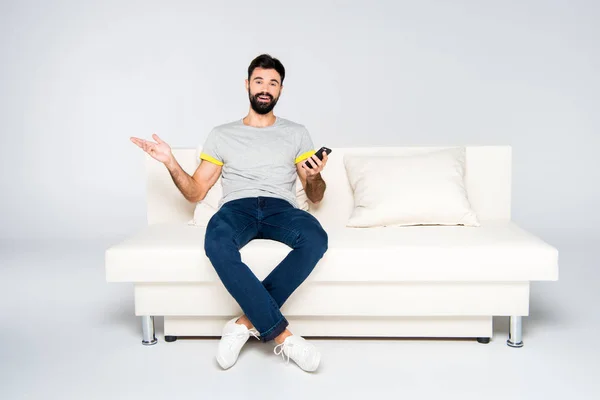 Bebaarde man gebruikend smartphone — Stockfoto