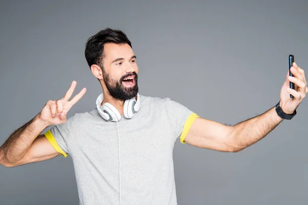 Sorridente uomo prendendo selfie — Foto Stock