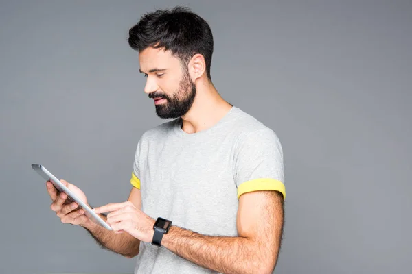 Man menggunakan tablet digital — Stok Foto