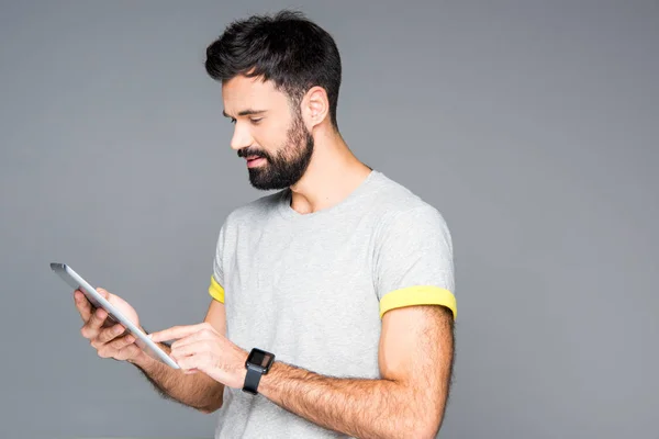 Dijital tablet kullanan adam
