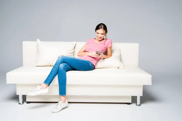 Mujer sonriente usando smartphone — Foto de Stock