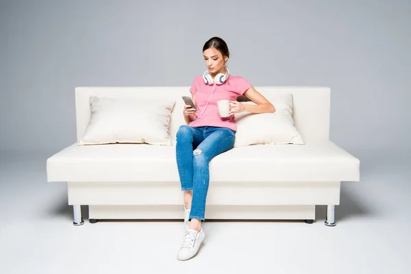 Mujer sonriente usando smartphone —  Fotos de Stock