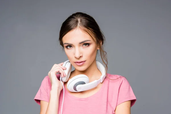 Mulher sorridente com fones de ouvido brancos — Fotografia de Stock