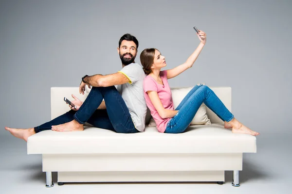 Para przy użyciu smartfonów — Zdjęcie stockowe