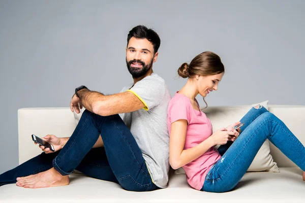 Paar nutzt Smartphone — kostenloses Stockfoto