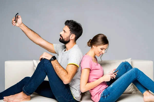 Casal usando smartphones — Fotografia de Stock
