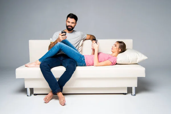 Pareja usando teléfonos inteligentes — Foto de Stock