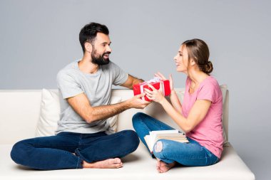 Hediye kutusu kadın için veriyor adam