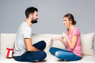 Hediye kutusu kadın için veriyor adam