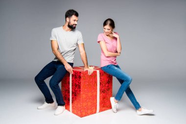 Kırmızı hediye kutusu ile Çift  