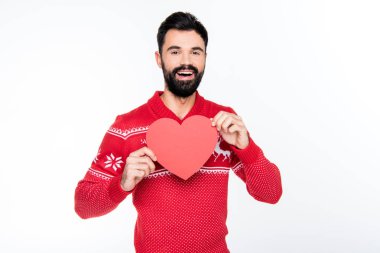 Gülümseyen adam kırmızı kalp tutan 