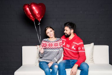 Kırmızı kalpler balonlarla Çift