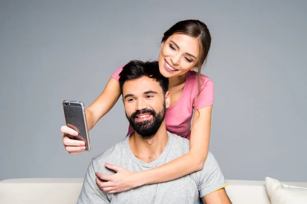 Casal feliz tomando selfie — Fotografia de Stock