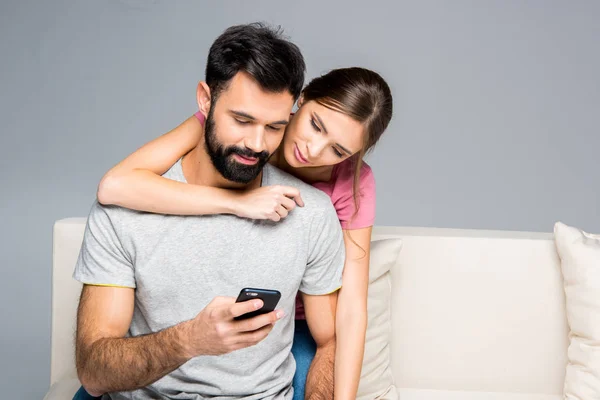 Couple using smartphone — Stock Photo, Image