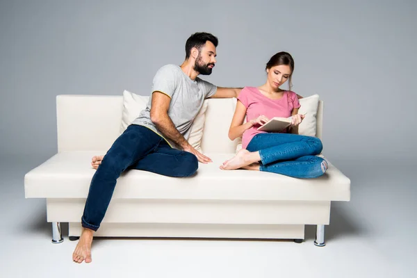 Couple reading book — Stock Photo, Image