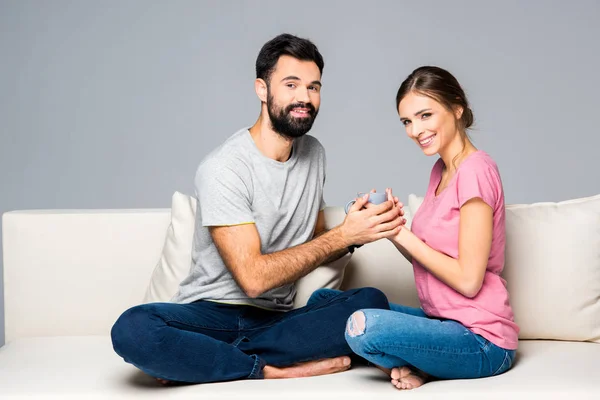 Couple holding cup — Stock Photo, Image