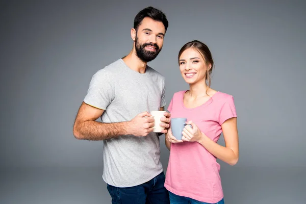 Pareja sosteniendo tazas —  Fotos de Stock