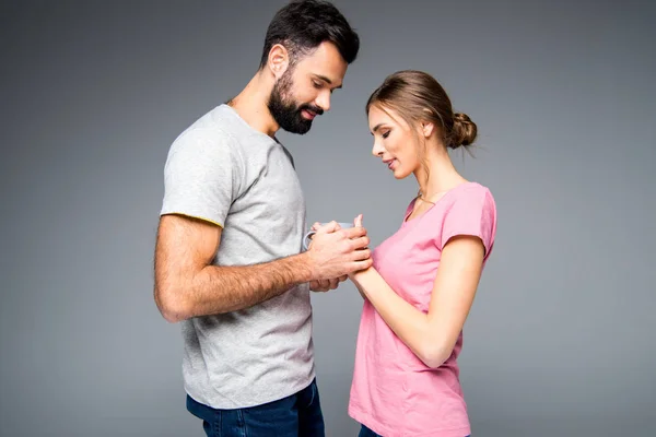 Pareja sosteniendo taza — Foto de Stock