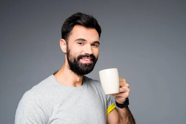 Homme tenant une tasse blanche — Photo