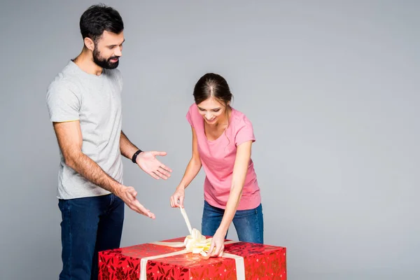 Par med röd presentbox — Stockfoto