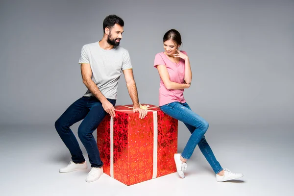 Casal com caixa de presente vermelho — Fotografia de Stock