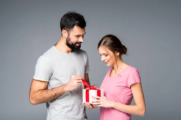 Casal feliz com caixa de presente — Fotografia de Stock