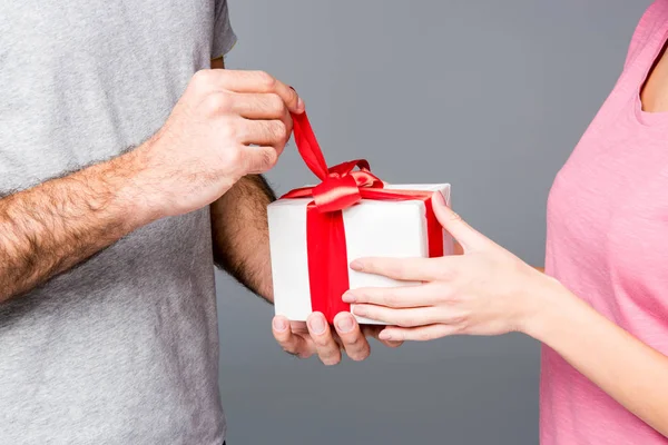 선물 상자와 함께 행복 한 커플 — 스톡 사진
