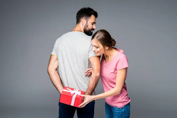 Pareja feliz con caja de regalo — Foto de Stock