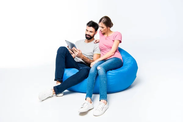 Casal usando tablet digital — Fotografia de Stock