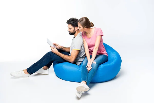 Couple using digital tablet — Stock Photo, Image