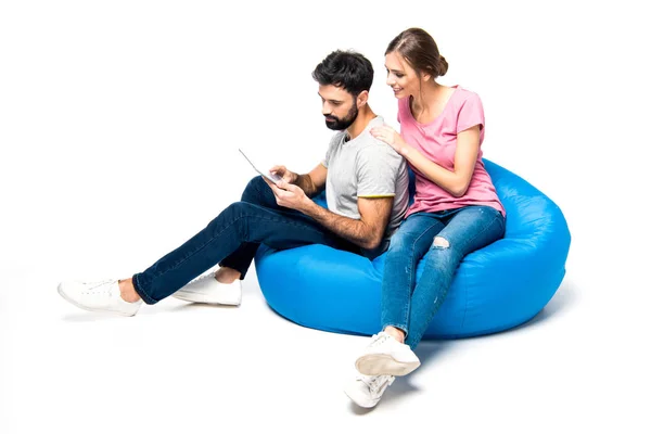Couple using digital tablet — Stock Photo, Image