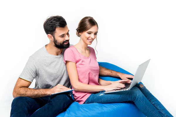 Unga par tittar på laptop — Stockfoto